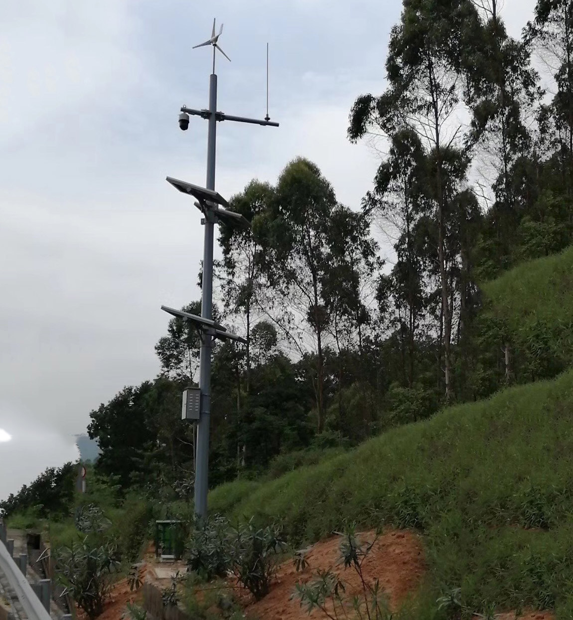 星空·(xingkong)官方网站,助力甬莞高速揭西路段加装监控杆工程